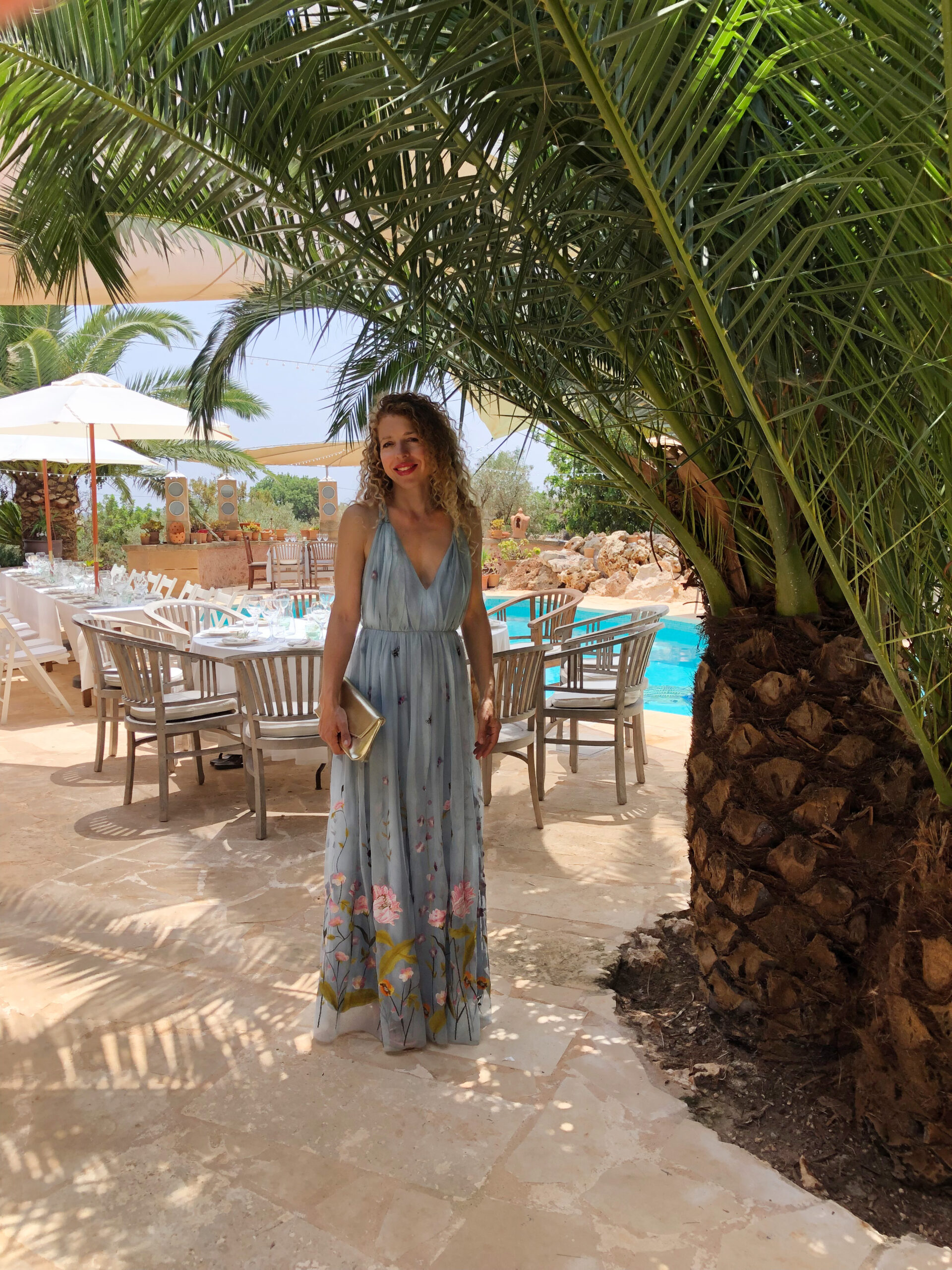 Iris Müller-Elmau im sommerlichen Kleid unter Palmen – Hochzeitsplanerin von Always Forever Weddings – Hochzeitsplaner Essen