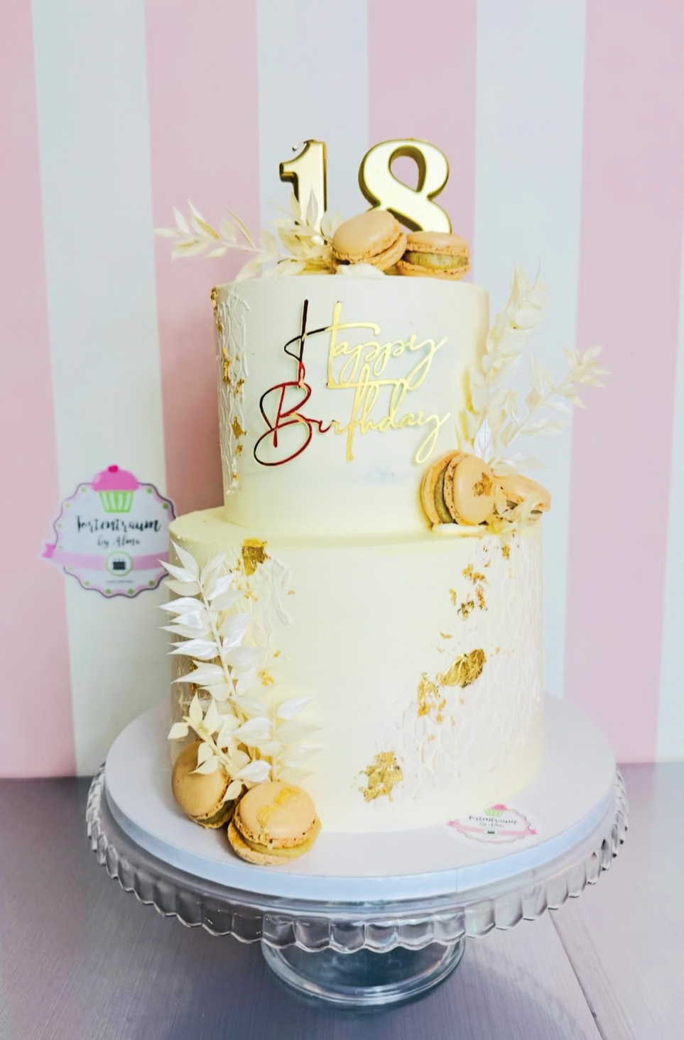 Zweistöckige Geburtstagstorte mit Macarons und goldener 18 – Eventplanung – Hochzeitsplaner Solingen