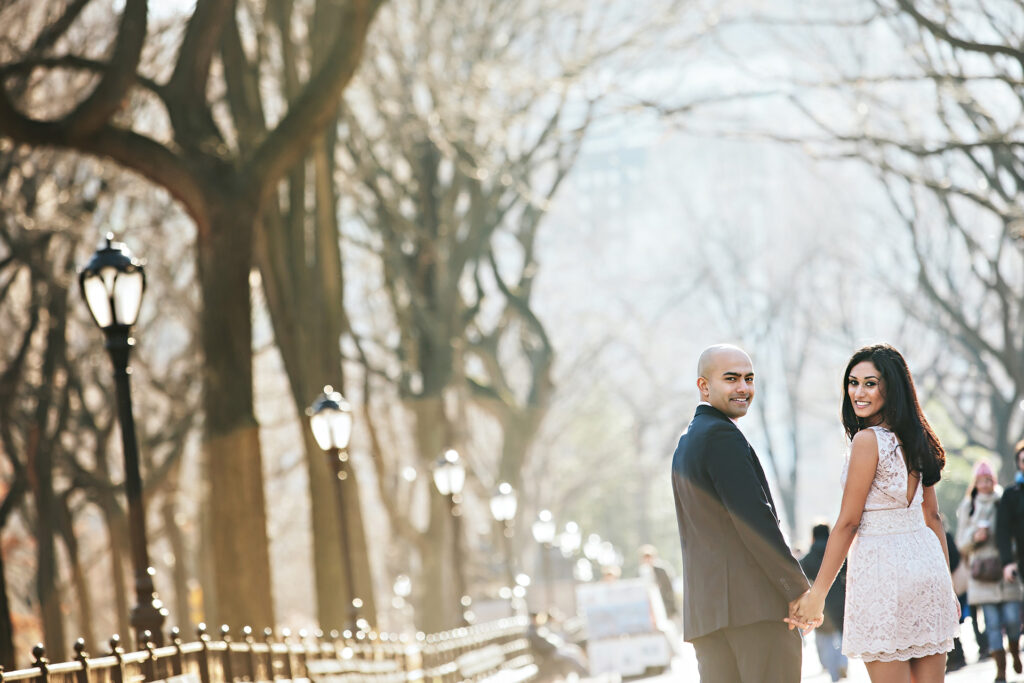 Paar Hand in Hand im winterlichen Central Park – internationale Hochzeitsplanung – Hochzeitsplanerin Köln