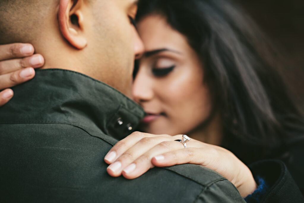 Paar umarmt sich, Verlobungsring an der Hand der Braut – Hochzeitsplanung Dortmund